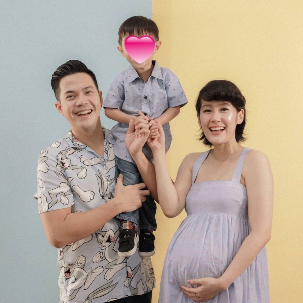 12 Gaya pemotretan maternity Ardina Rasti dalam 6 tema, tampil elegan