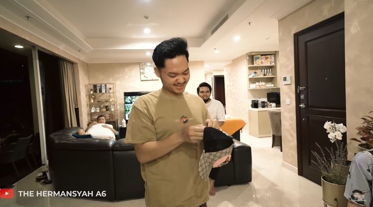 7 Potret kado ultah Azriel Hermansyah ke-21, bertabur barang mewah