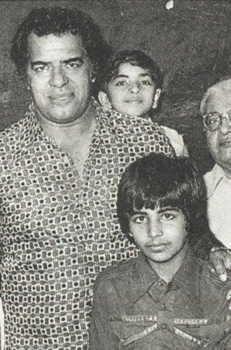 Potret masa kecil 7 aktor Bollywood bareng ayah, penuh kenangan