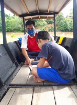 Minim akses internet, guru ini gunakan perahu untuk tempat mengajar 