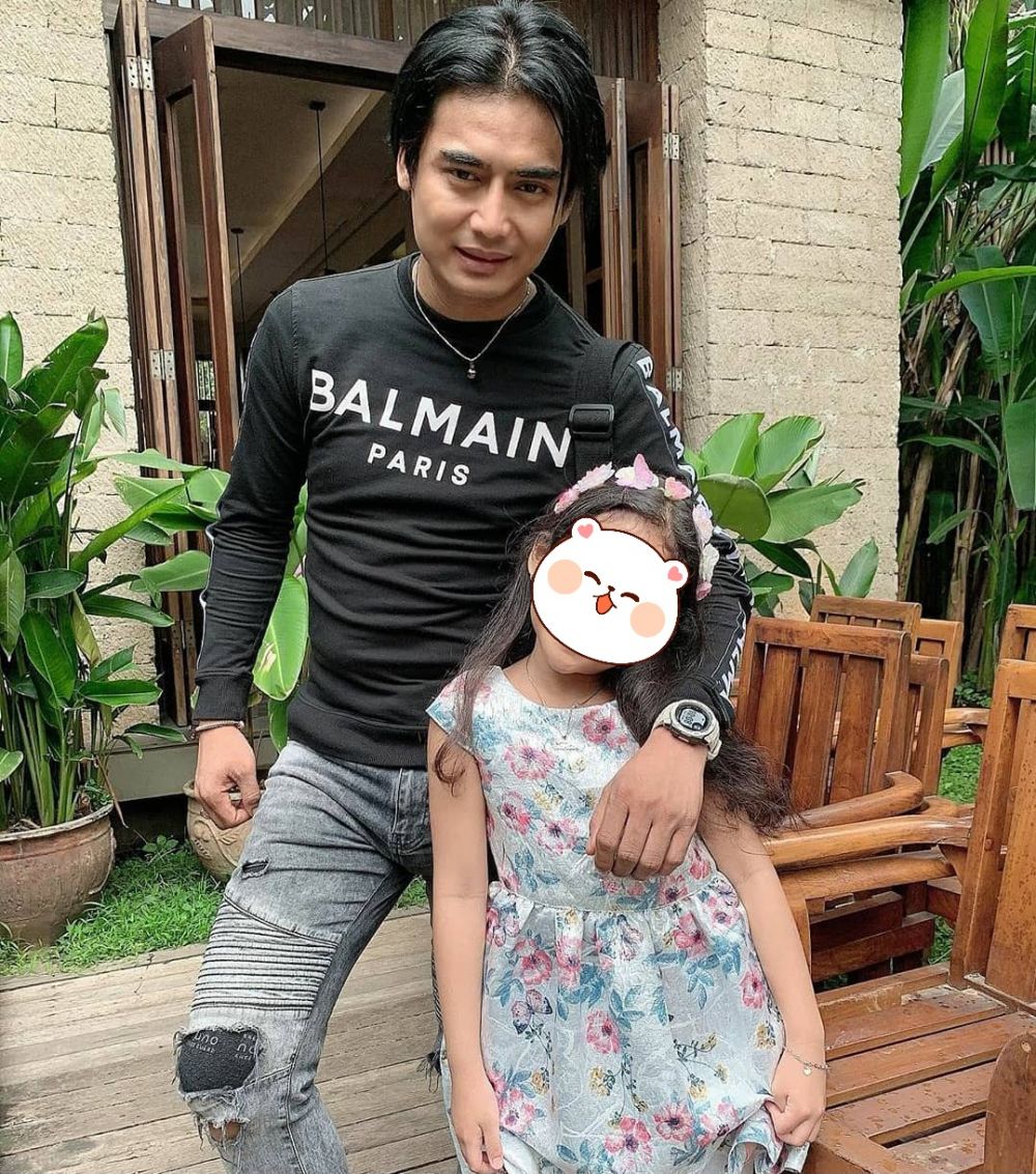 8 Transformasi gaya rambut Charly van Houten sejak awal karier