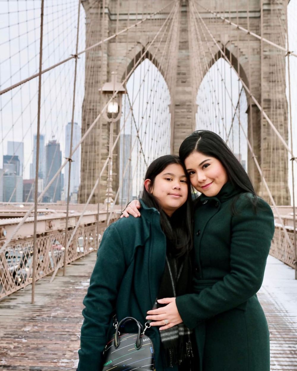 10 Potret Annisa Pohan & putrinya yang beranjak remaja, bak kakak-adik