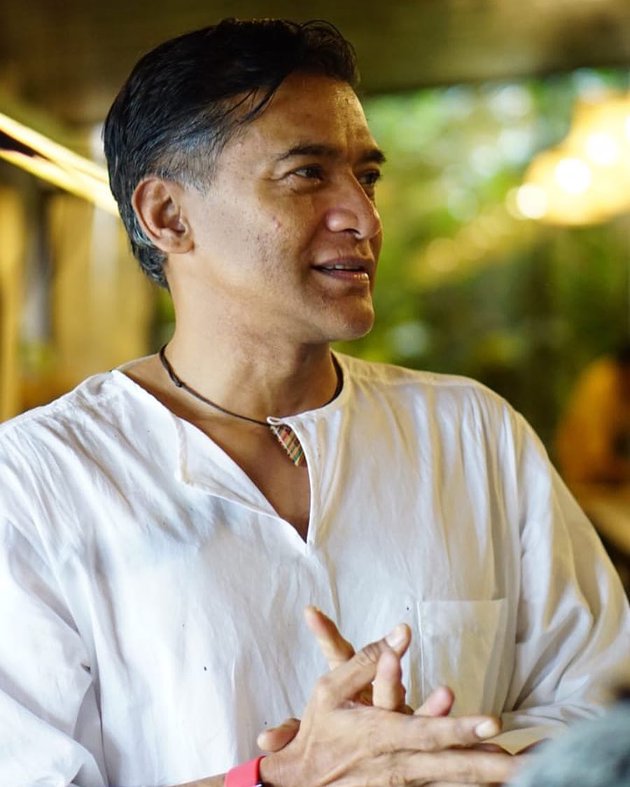 10 Potret terbaru Donny Damara, kian berkarisma di usia 54 tahun