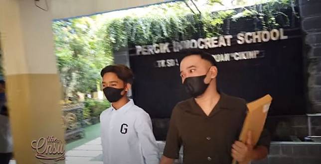 Gaya 10 seleb dampingi anak lulus SMP, tampil menawan