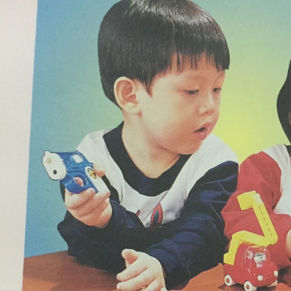 10 Potret masa kecil Rich Brian, gaya rambutnya bikin salah fokus