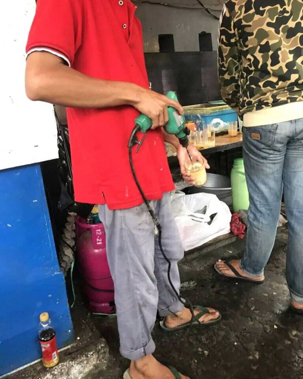 10 Aksi nyeleneh penjual sajikan makanan ini bikin ngelus dada
