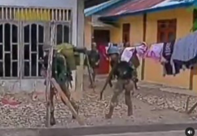 Momen anggota TNI latihan perang malah nyangkut di jemuran warga