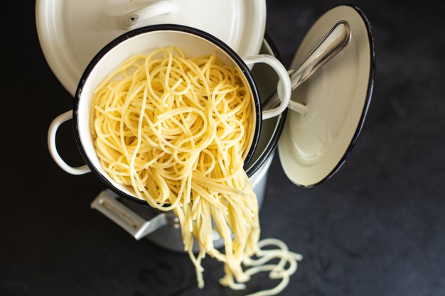 5 Mitos memasak spaghetti, nempel di dinding belum tentu matang
