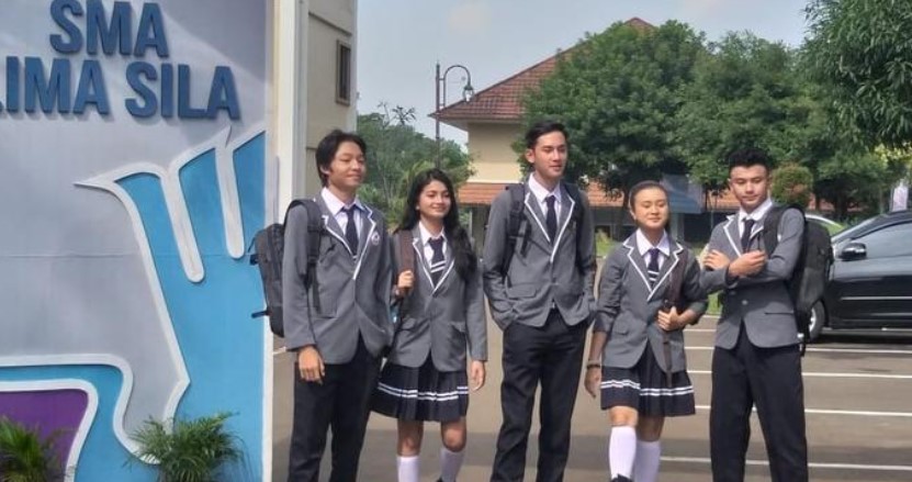 7 Potret terbaru pemain sinetron Dari Jendela SMP pakai seragam SMA