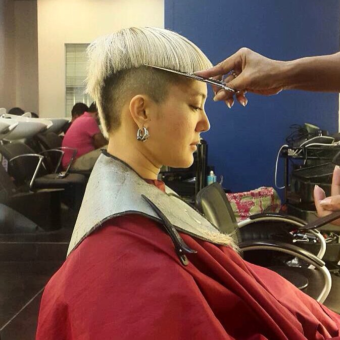 10 Transformasi gaya rambut Poppy Sovia, nyentrik abis