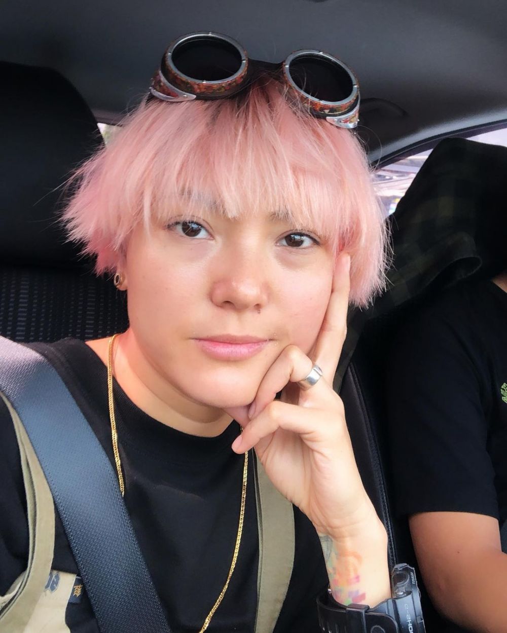 10 Transformasi gaya rambut Poppy Sovia, nyentrik abis