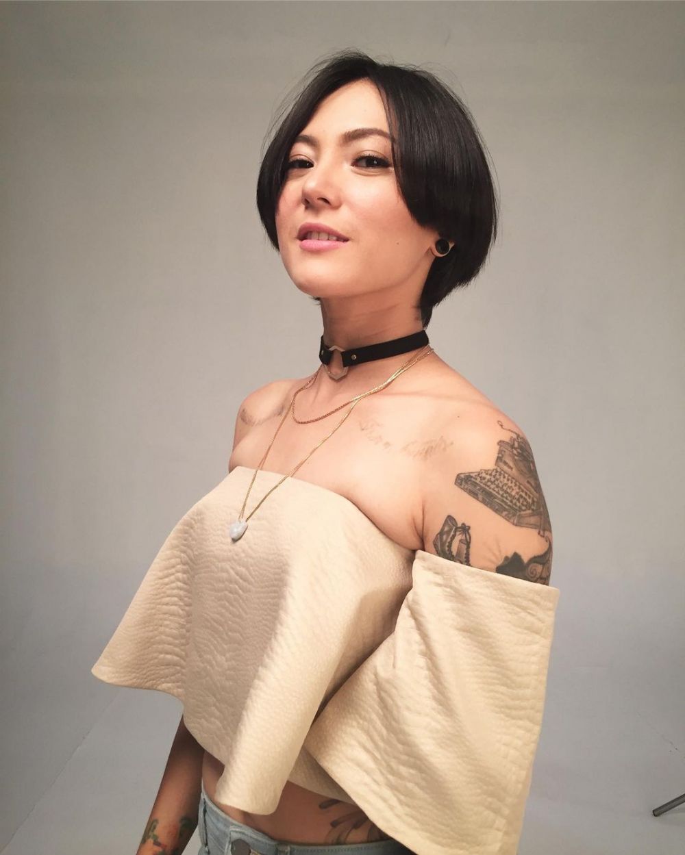 10 Transformasi gaya rambut Poppy Sovia, nyentrik abis