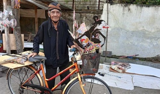 Kisah kakek 90 tahun lestarikan wayang kepada anak jalanan, inspiratif