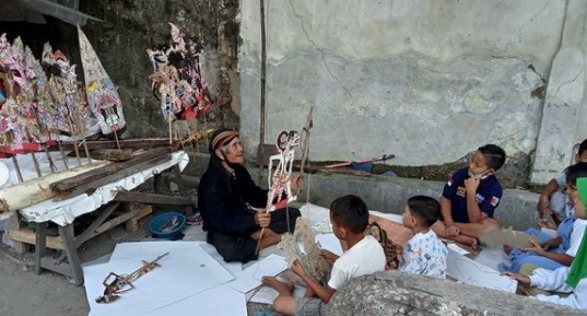 Kisah kakek 90 tahun lestarikan wayang kepada anak jalanan, inspiratif
