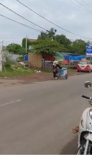 10 Potret lucu totalitas pedagang keliling ini bikin tepuk jidat