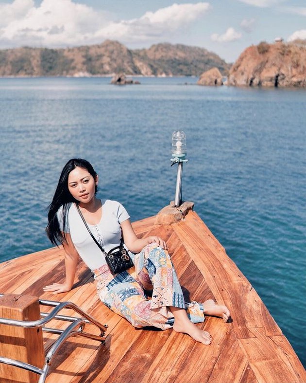 10 Potret liburan Rachel Vennya di Labuan Bajo, naik kapal pesiar