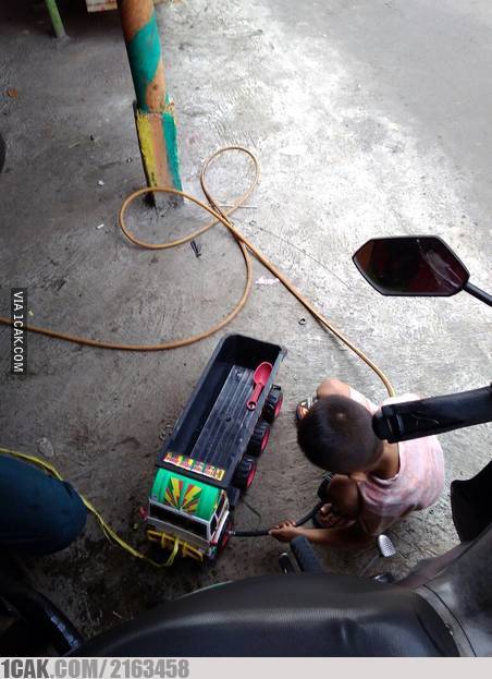 10 Momen lucu waktu nambal ban ini malah bikin geregetan