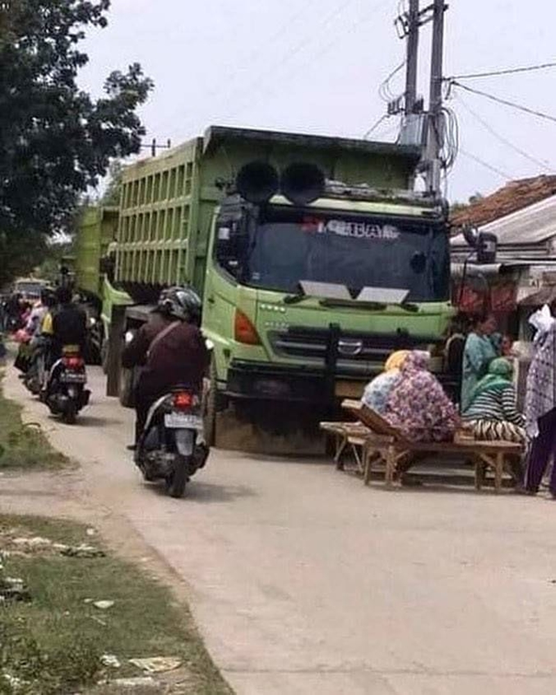 10 Potret lucu emak-emak saat nongkrong, bikin senyum tipis