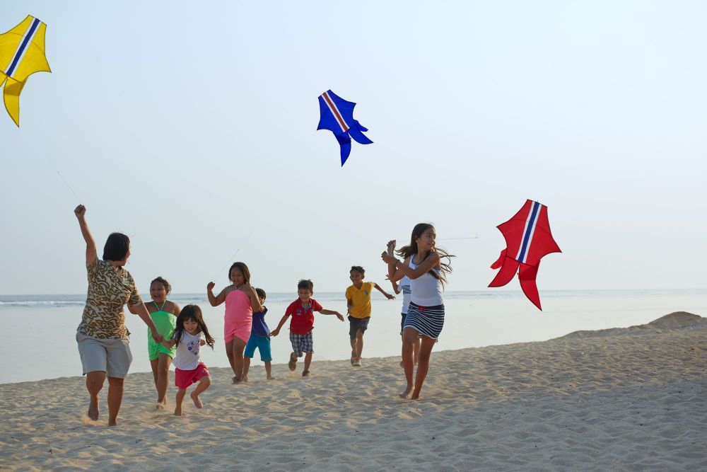 3 Cara manjakan keluarga saat liburan di resor tepi pantai di Bali