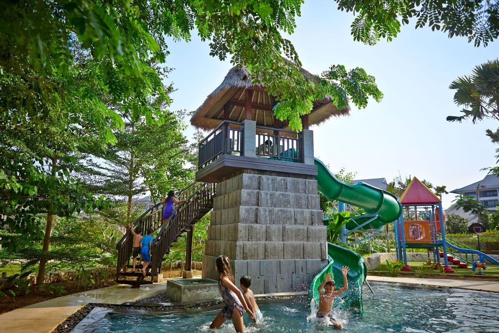 3 Cara manjakan keluarga saat liburan di resor tepi pantai di Bali