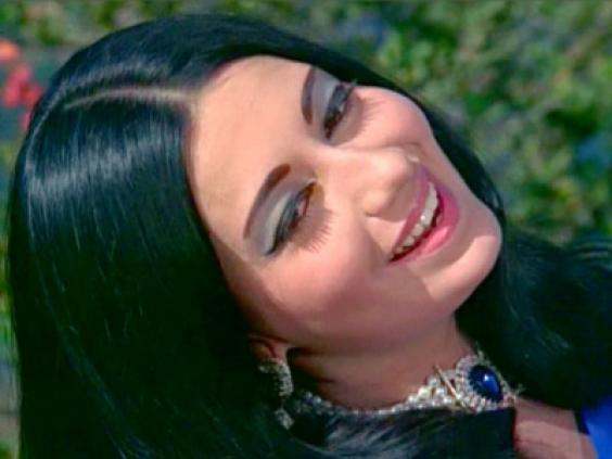 10 Potret masa muda Babita ibu Kareena Kapoor, parasnya bikin terpana