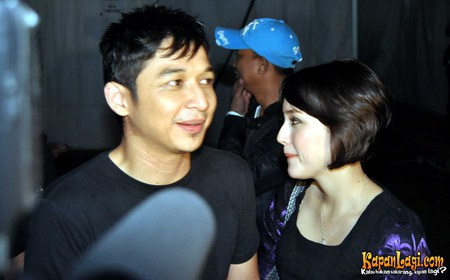 Potret 8 vokalis band dan istri zaman pacaran, sweet dari dulu