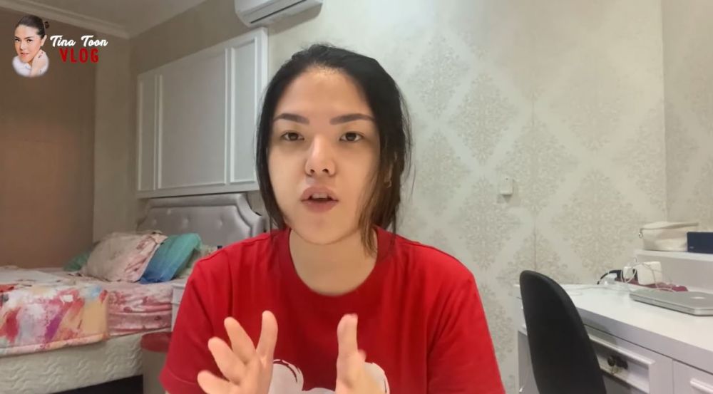 10 Penampakan kamar tidur Tina Toon, bernuansa putih elegan