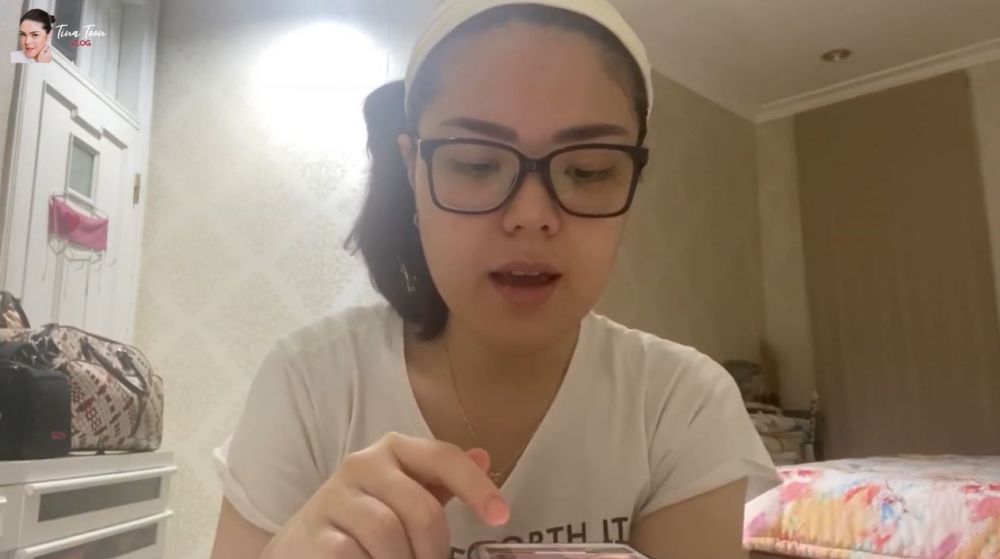 10 Penampakan kamar tidur Tina Toon, bernuansa putih elegan