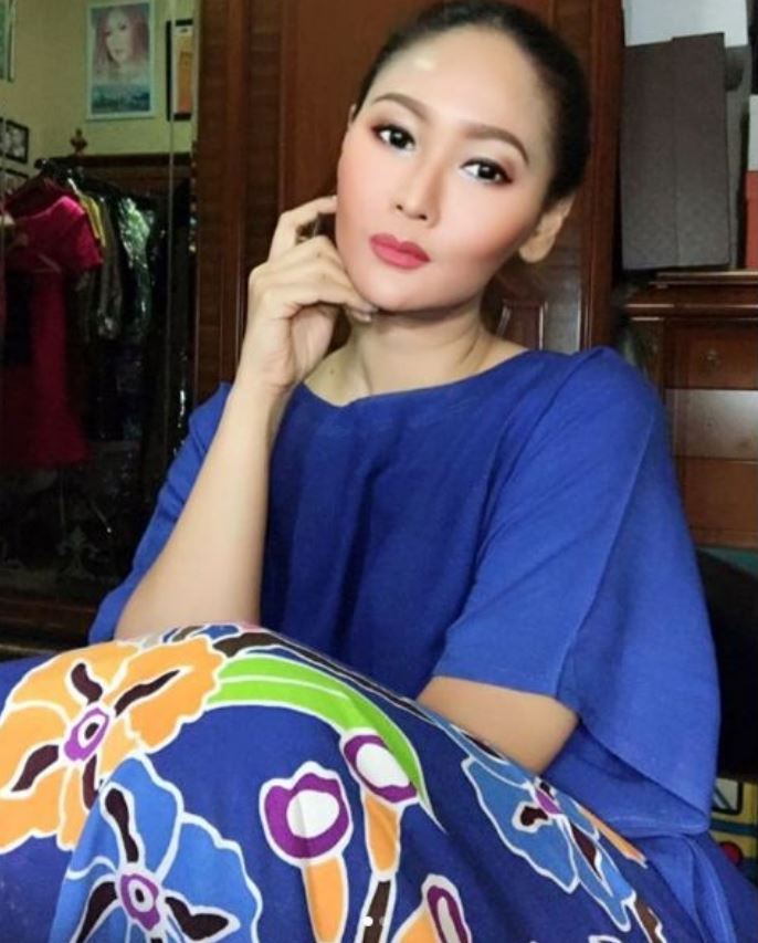 Biasa glamor, intip potret 7 diva Tanah Air saat kenakan daster