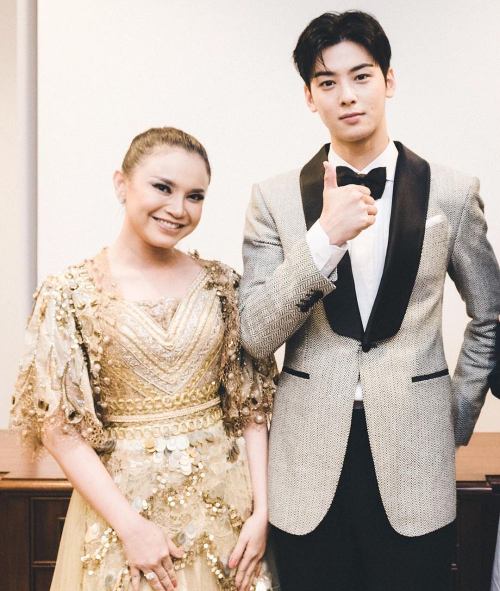 8 Momen Rossa foto bareng seleb Korea, bikin iri K-Popers