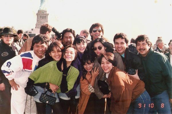 10 Potret kenangan Nike Ardilla bareng rekan artis, bikin rindu fans