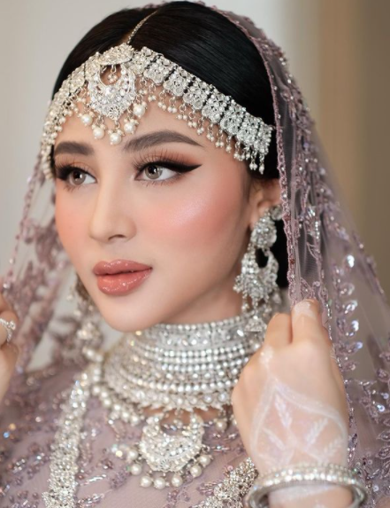 Pesona 10 aktris Tanah Air pakai baju India, ada Amanda Manopo