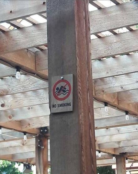 10 Papan peringatan salah desain ini bikin yang baca auto bingung