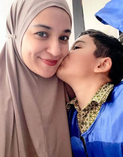 Potret 7 pesinetron rayakan kelulusan TK sang anak, penuh suka cita