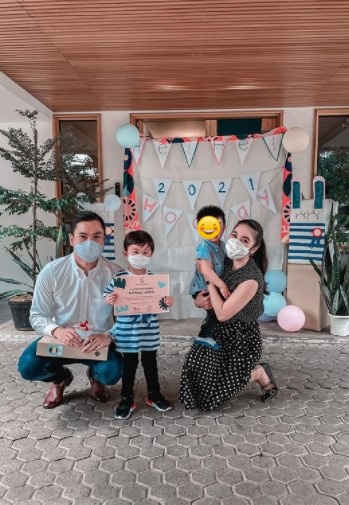 Potret 7 pesinetron rayakan kelulusan TK sang anak, penuh suka cita