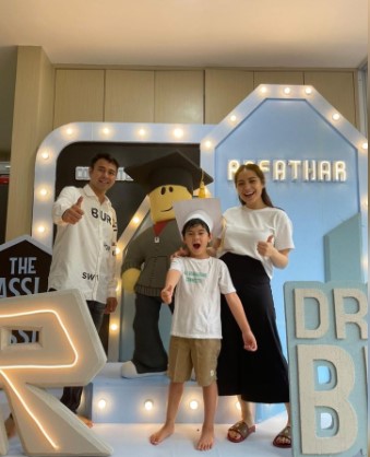 Potret 7 pesinetron rayakan kelulusan TK sang anak, penuh suka cita