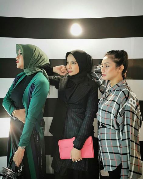 8 Beda gaya seleb saat hadiri acara brand Hermes, Cinta Laura disorot