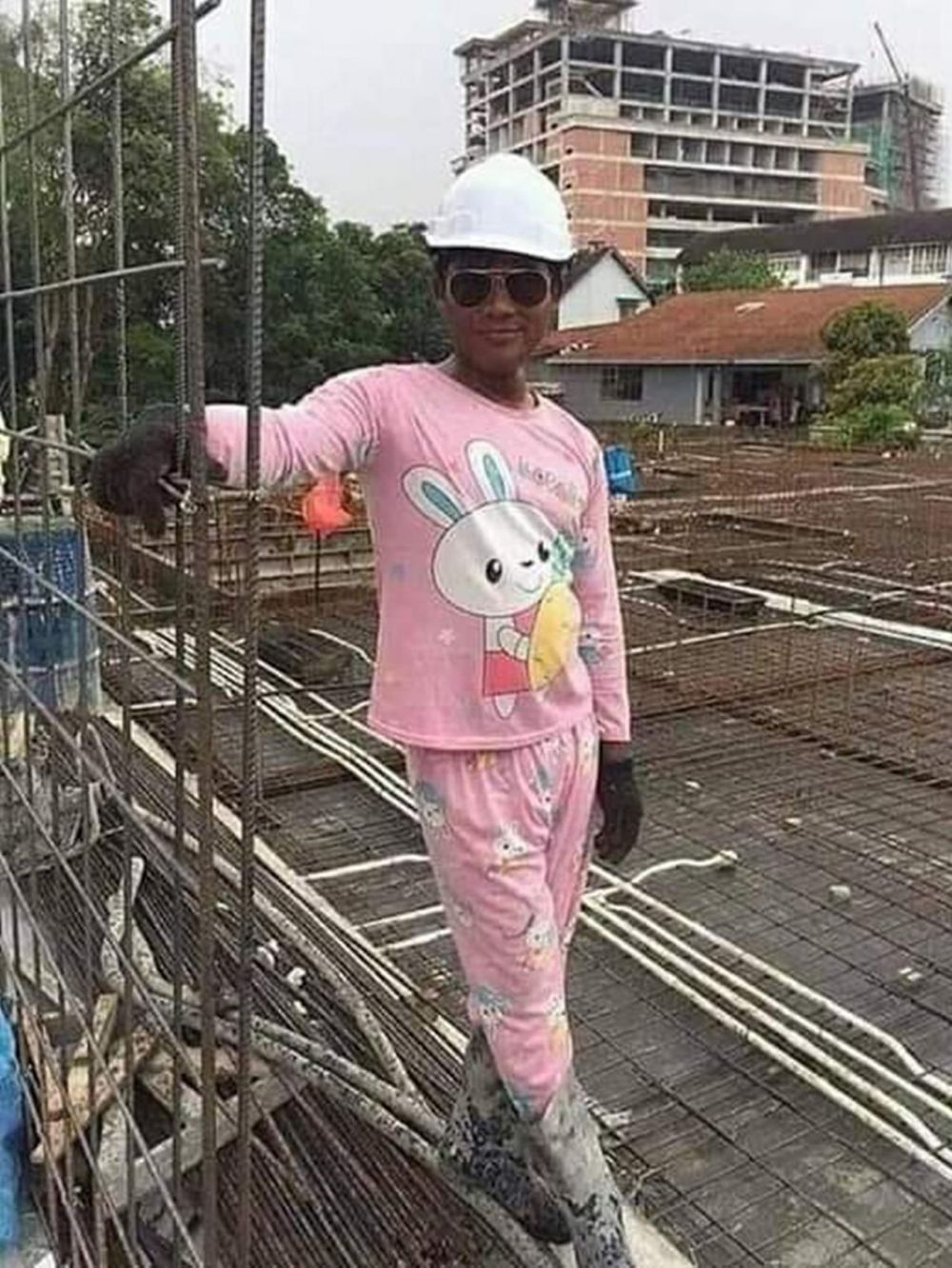 10 Potret lucu baju pria bikin gagal fokus, pakai piyama Hello Kitty