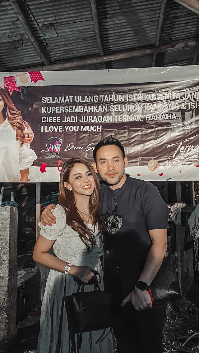 8 Seleb dapat hadiah unik dari pasangan, penuh kesan