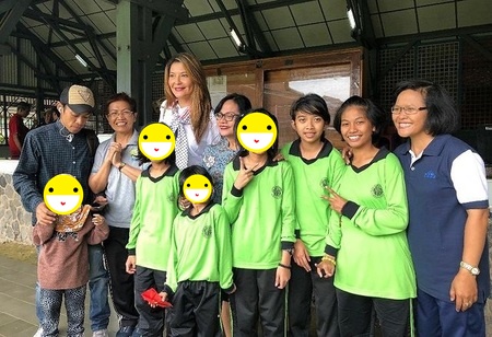 10 Momen Tamara Bleszynski lakukan aksi sosial, bikin salut