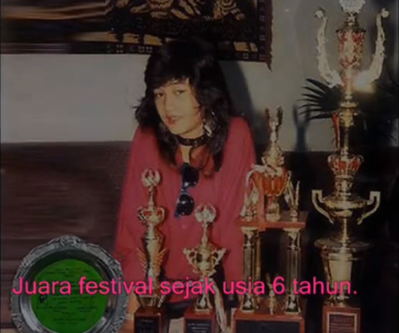 12 Potret kenangan Nike Ardilla saat masih kecil, parasnya gemesin