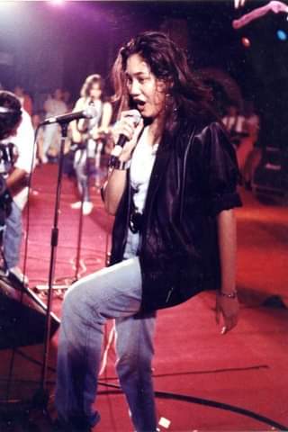 10 Potret kenangan aksi panggung Nike Ardilla yang bikin fans rindu