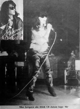 10 Potret kenangan aksi panggung Nike Ardilla yang bikin fans rindu