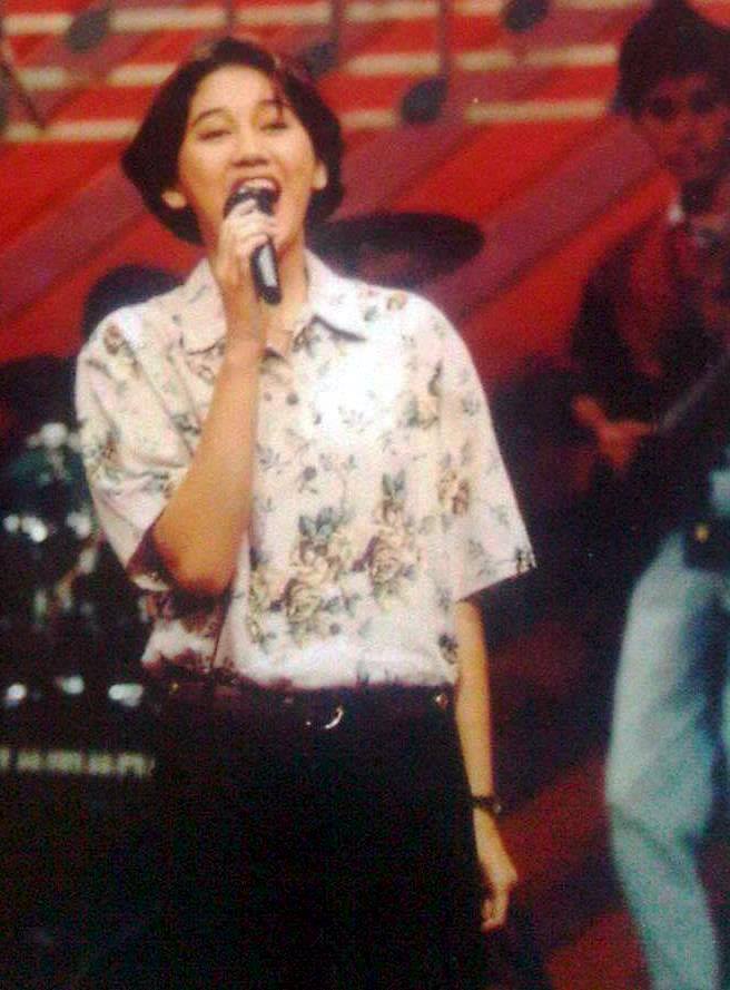 10 Potret kenangan aksi panggung Nike Ardilla yang bikin fans rindu