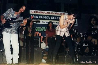 10 Potret kenangan aksi panggung Nike Ardilla yang bikin fans rindu