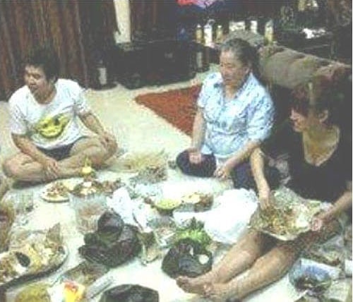 Viral foto lawas Agnez Mo makan nasi bungkus, gayanya bikin salfok