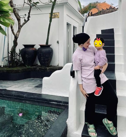 7 Momen liburan Arya Saloka & keluarga di Bali, Putri Anne tampil kece