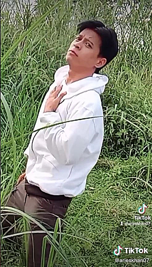 10 Potret Aris, TikTokers disebut mirip Ariel hingga Shah Rukh Khan