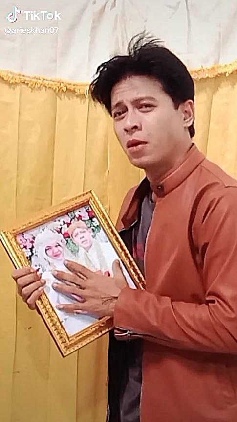 10 Potret Aris, TikTokers disebut mirip Ariel hingga Shah Rukh Khan
