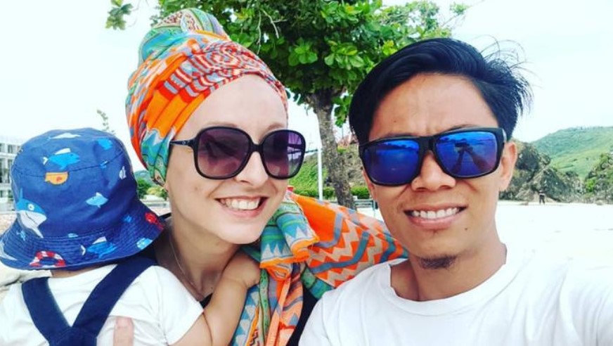 10 Potret terbaru pasangan bule Prancis dan pria Lombok, makin mesra